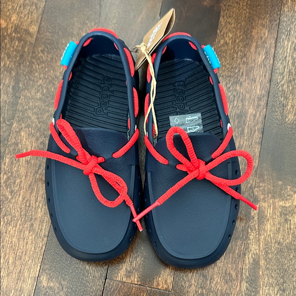 NWT Size 9 toddler People water moccasins